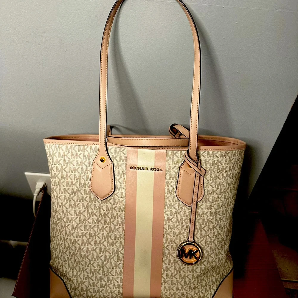 Purse - Picture 1 of 1